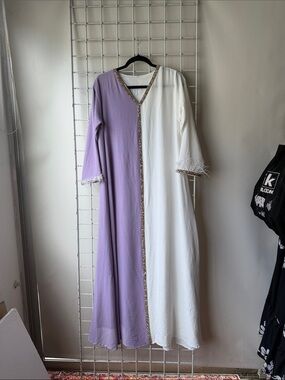 Two-Tone Lavender and White Women's Maxi Abaya Dress with Feathers Size Medium